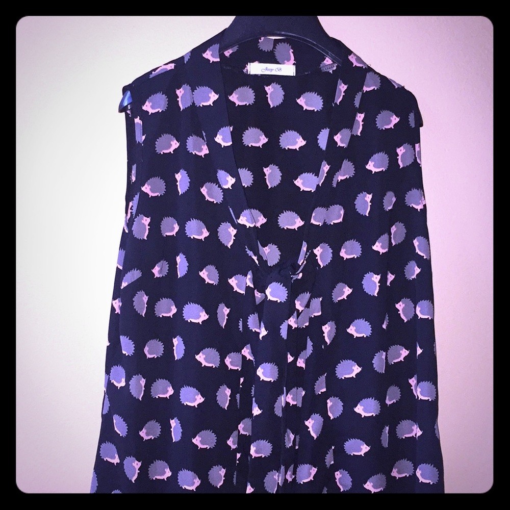 Hedgehog tie neck sleeveless blouse